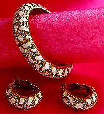 a beautiful vintage costume jewelry earrings unsigned
