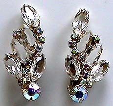 a beautiful vintage costume jewelry earrings unsigned