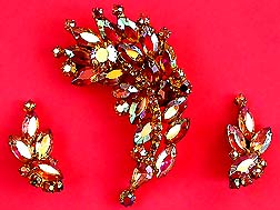 a beautiful vintage costume bridal jewelry necklace Sarah Coventry