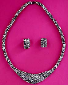 a beautiful vintage costume jewelry earrings unsigned