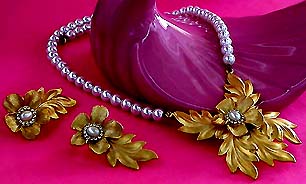 a beautiful vintage costume jewelry Juliana earrings unsigned