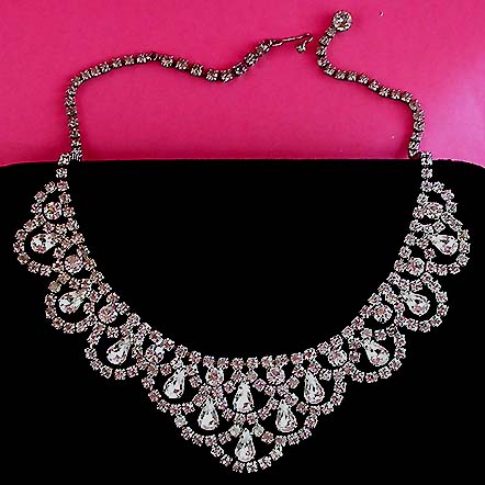 a beautiful vintage costume jewelry necklace unsigned