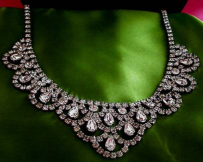 a beautiful vintage costume jewelry necklace unsigned