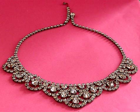 a beautiful vintage costume jewelry necklace unsigned