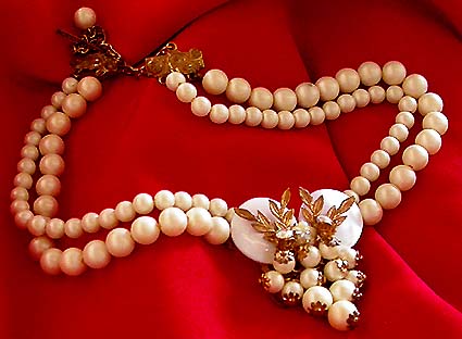 a beautiful vintage costume jewelry necklace unsigned