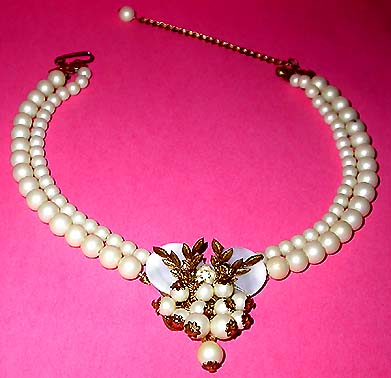 a beautiful vintage costume jewelry necklace unsigned