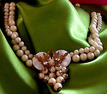 a beautiful vintage costume jewelry necklace unsigned