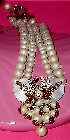 a beautiful vintage costume jewelry necklace unsigned