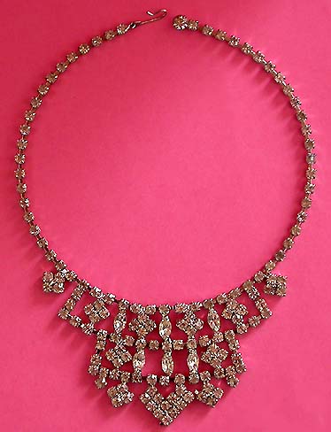 a beautiful vintage costume jewelry necklace unsigned