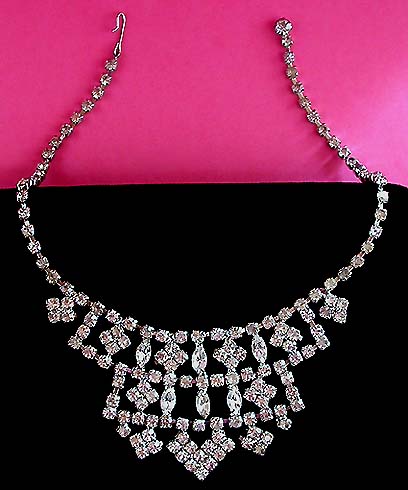 a beautiful vintage costume jewelry necklace unsigned