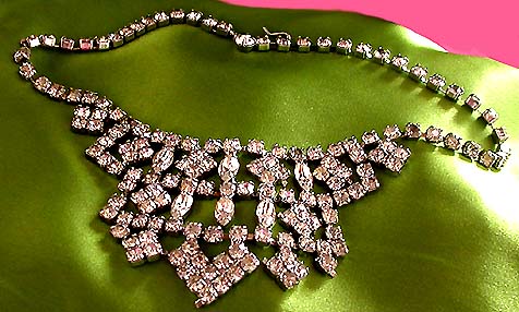 a beautiful vintage costume jewelry necklace unsigned