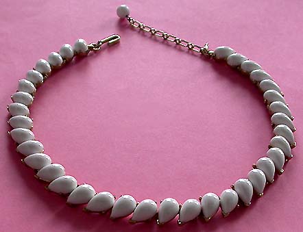 a beautiful vintage costume jewelry necklace unsigned