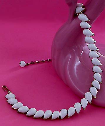 a beautiful vintage costume jewelry necklace unsigned