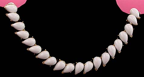 a beautiful vintage costume jewelry necklace unsigned