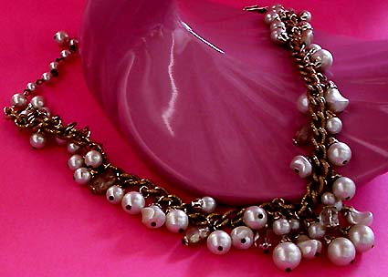 a beautiful vintage costume jewelry necklace unsigned