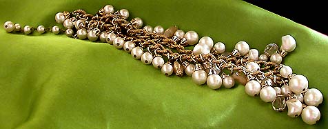 a beautiful vintage costume jewelry necklace unsigned