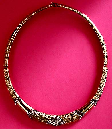 a beautiful vintage costume jewelry necklace unsigned