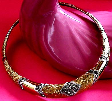 a beautiful vintage costume jewelry necklace unsigned
