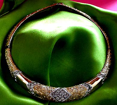 a beautiful vintage costume jewelry necklace unsigned