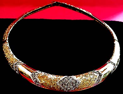 a beautiful vintage costume jewelry necklace unsigned