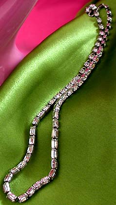 a beautiful vintage costume jewelry necklace unsigned