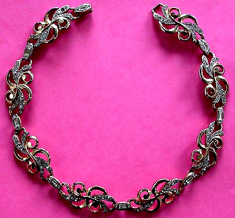 a beautiful vintage costume jewelry necklace unsigned