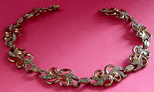 a beautiful vintage costume jewelry necklace unsigned