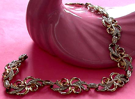 a beautiful vintage costume jewelry necklace unsigned