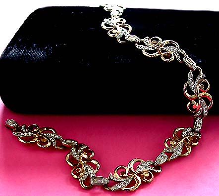 a beautiful vintage costume jewelry necklace unsigned