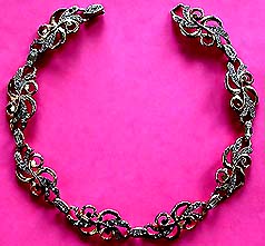 a beautiful vintage costume jewelry Brooch unsigned