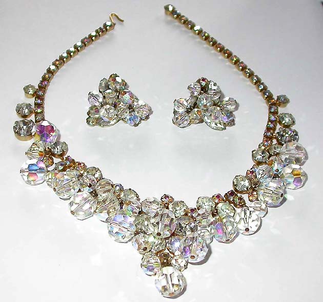 a beautiful vintage costume jewelry lucite necklace