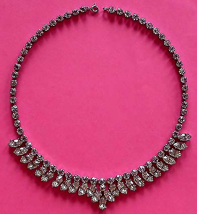 a beautiful vintage costume jewelry necklace unsigned