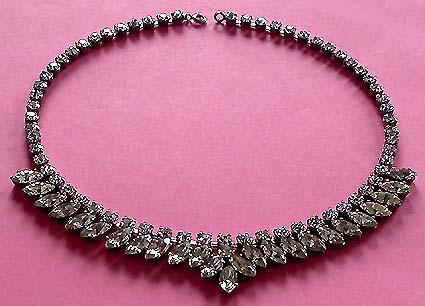 a beautiful vintage costume jewelry necklace unsigned