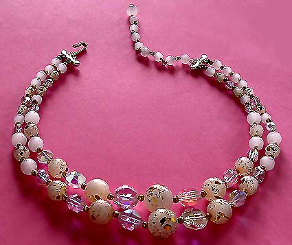 a beautiful vintage costume jewelry necklace unsigned
