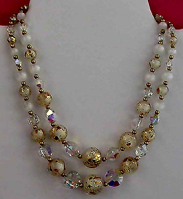 a beautiful vintage costume jewelry necklace unsigned