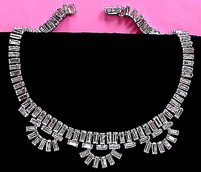a beautiful vintage costume jewelry necklace unsigned