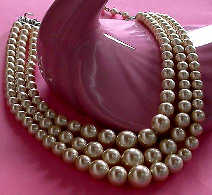 a beautiful vintage costume jewelry necklace unsigned