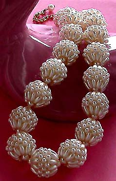 a beautiful vintage costume jewelry necklace unsigned