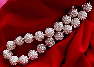 a beautiful vintage costume jewelry necklace unsigned