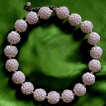 a beautiful vintage costume jewelry necklace unsigned