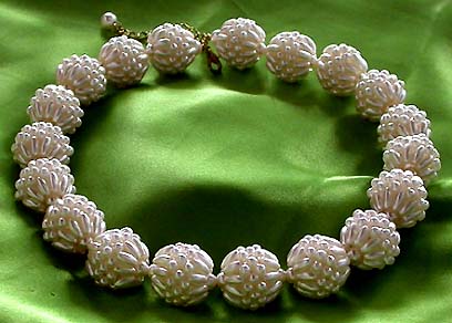 a beautiful vintage costume jewelry necklace unsigned