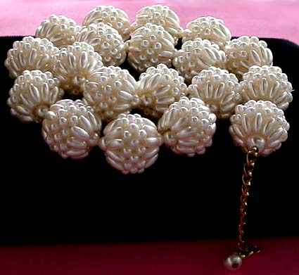 a beautiful vintage costume jewelry necklace unsigned