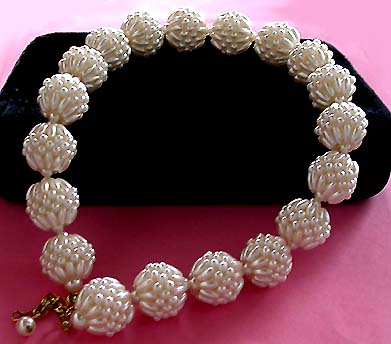 a beautiful vintage costume jewelry necklace unsigned