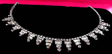 a beautiful vintage costume jewelry necklace unsigned