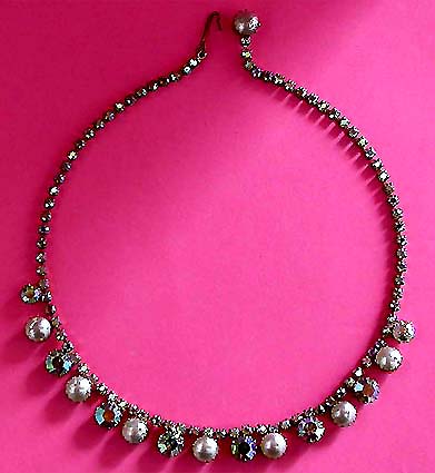 a beautiful vintage costume jewelry necklace unsigned