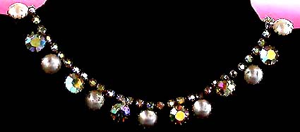 a beautiful vintage costume jewelry necklace unsigned
