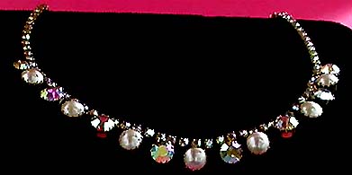 a beautiful vintage costume jewelry necklace unsigned