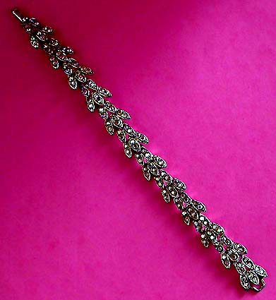 a beautiful vintage costume jewelry bracelet unsigned