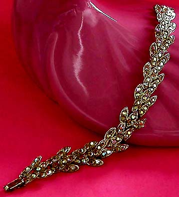 a beautiful vintage costume jewelry bracelet unsigned
