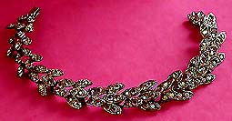 a beautiful vintage costume jewelry Brooch unsigned
